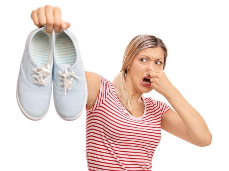 Як позбутися запаху у взутті